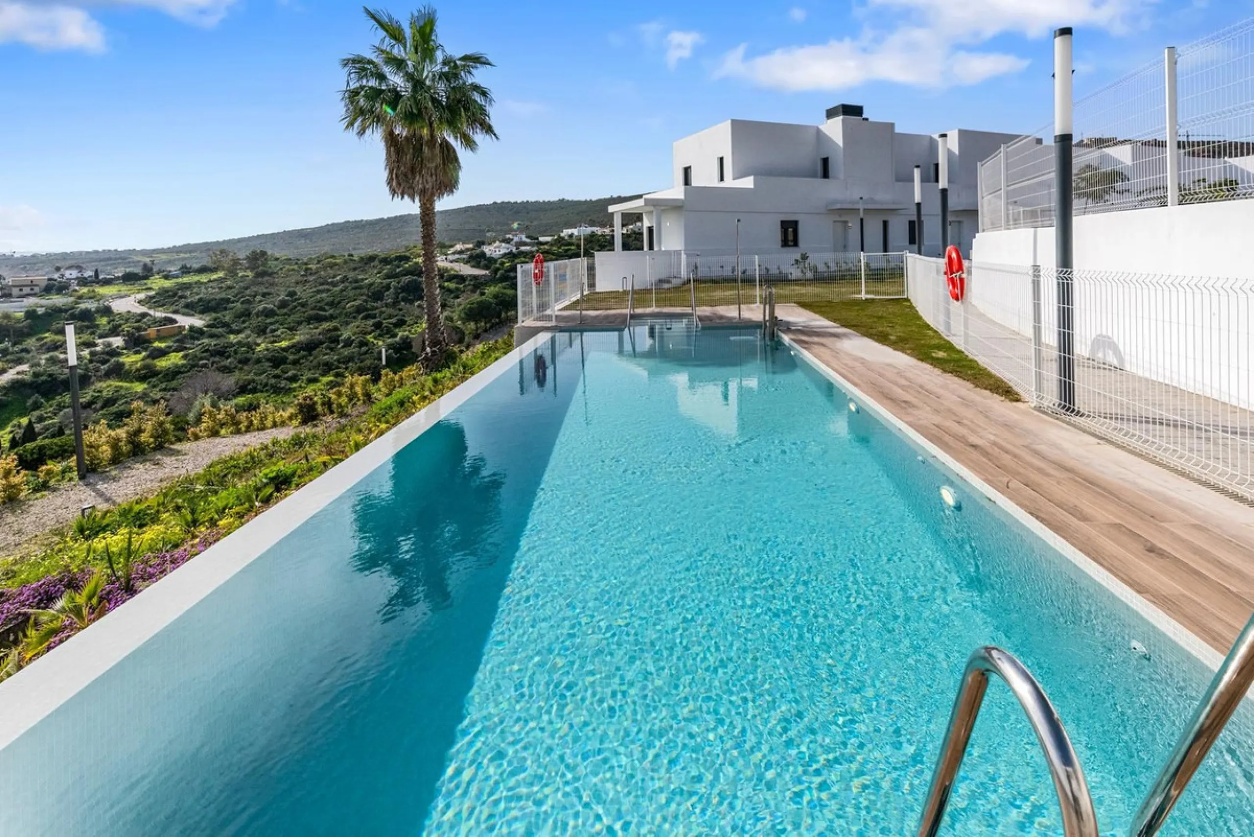 Magnificent apartment , located within the highly sought-after development of Bahía de las Rocas – Manilva. The property offers two bedrooms and two bathrooms, combining comfort, elegance, and functionality. From the moment you enter, a welcoming entrance