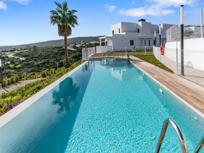 Magnificent apartment , located within the highly sought-after development of Bahía de las Rocas – Manilva. The property offers two bedrooms and two bathrooms, combining comfort, elegance, and functionality. From the moment you enter, a welcoming entrance