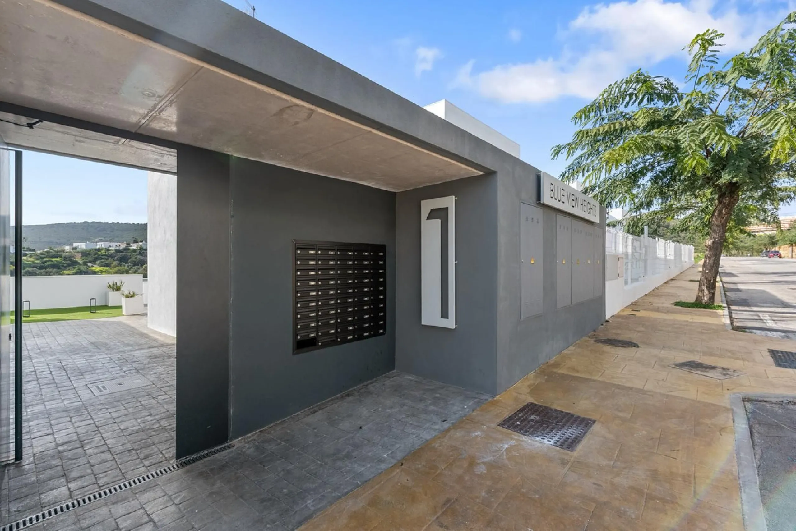 Magnificent apartment , located within the highly sought-after development of Bahía de las Rocas – Manilva. The property offers two bedrooms and two bathrooms, combining comfort, elegance, and functionality. From the moment you enter, a welcoming entrance