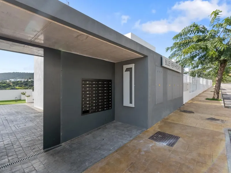 Magnificent apartment , located within the highly sought-after development of Bahía de las Rocas – Manilva. The property offers two bedrooms and two bathrooms, combining comfort, elegance, and functionality. From the moment you enter, a welcoming entrance