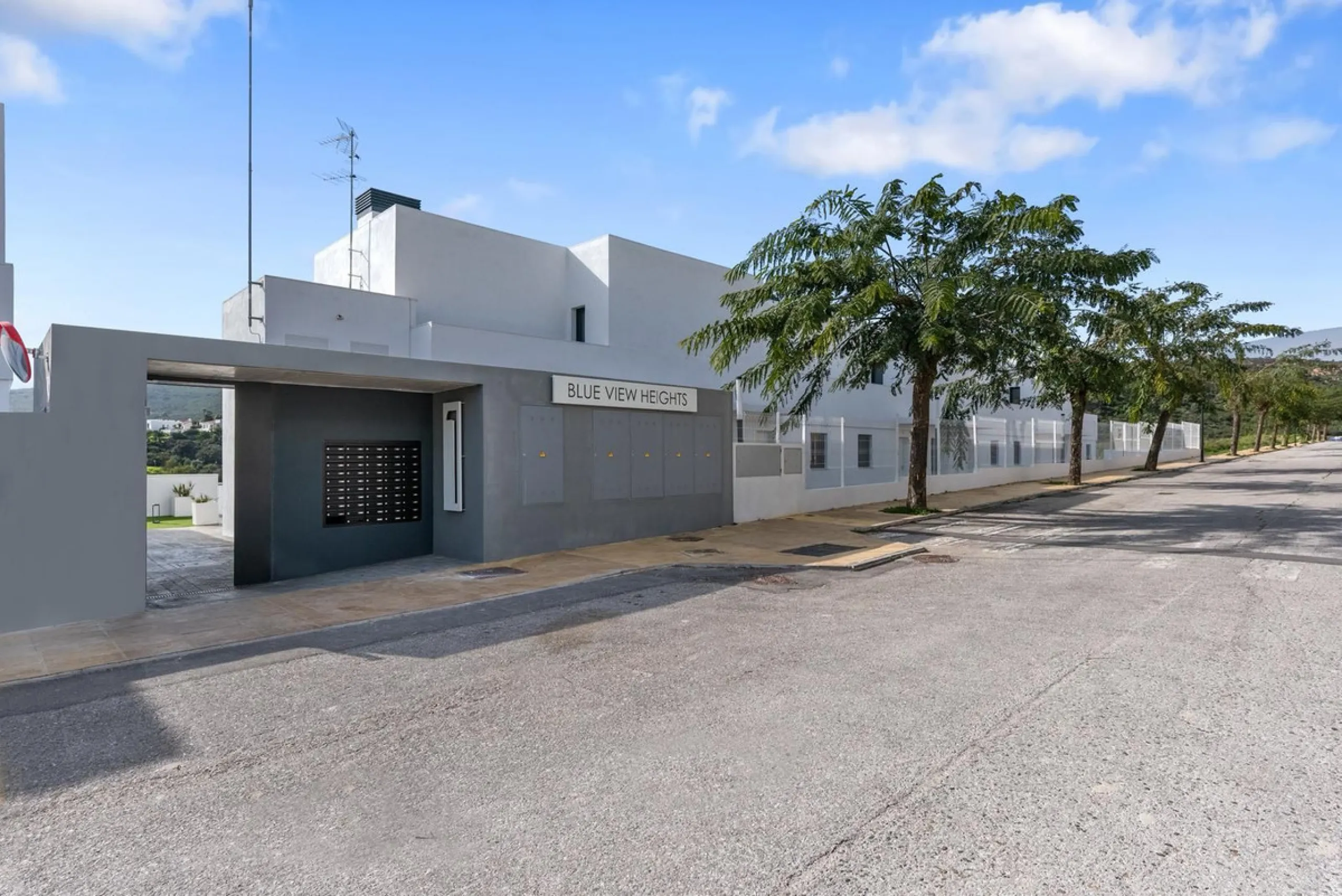 Magnificent apartment , located within the highly sought-after development of Bahía de las Rocas – Manilva. The property offers two bedrooms and two bathrooms, combining comfort, elegance, and functionality. From the moment you enter, a welcoming entrance