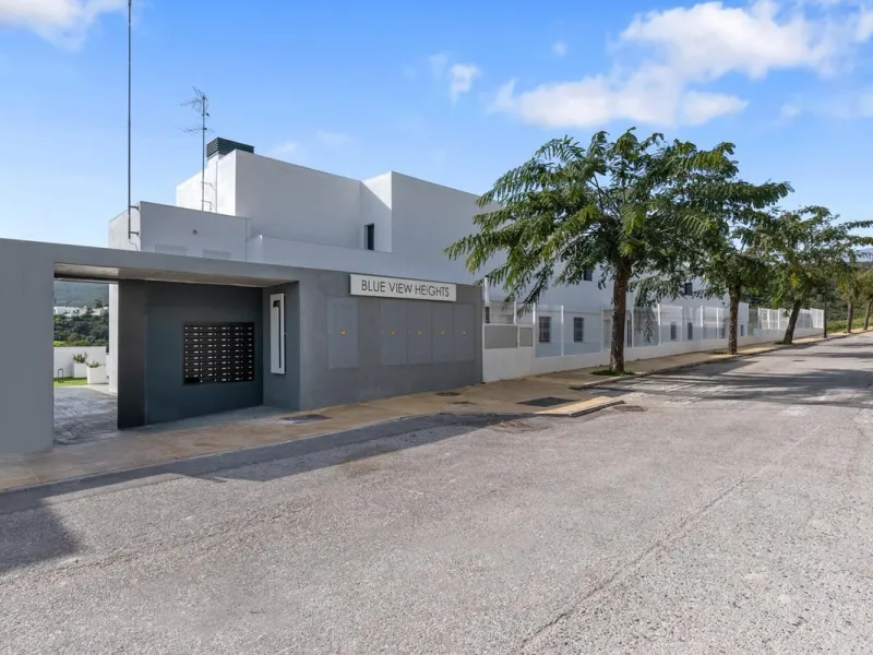 Magnificent apartment , located within the highly sought-after development of Bahía de las Rocas – Manilva. The property offers two bedrooms and two bathrooms, combining comfort, elegance, and functionality. From the moment you enter, a welcoming entrance