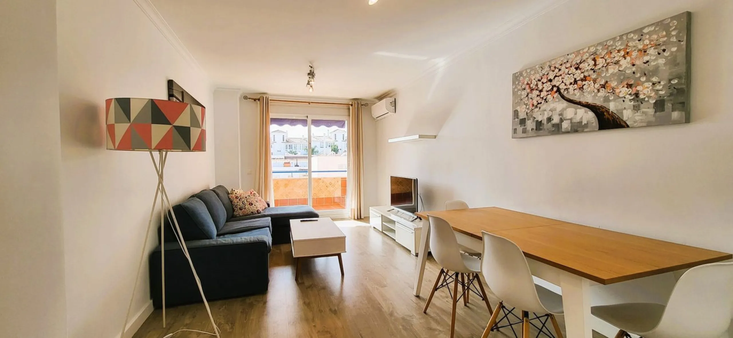 APARTMENT IS RENTED LONG TERM. THE APARTMENT IS SOLD WITH THE RENTAL CONTRACT.