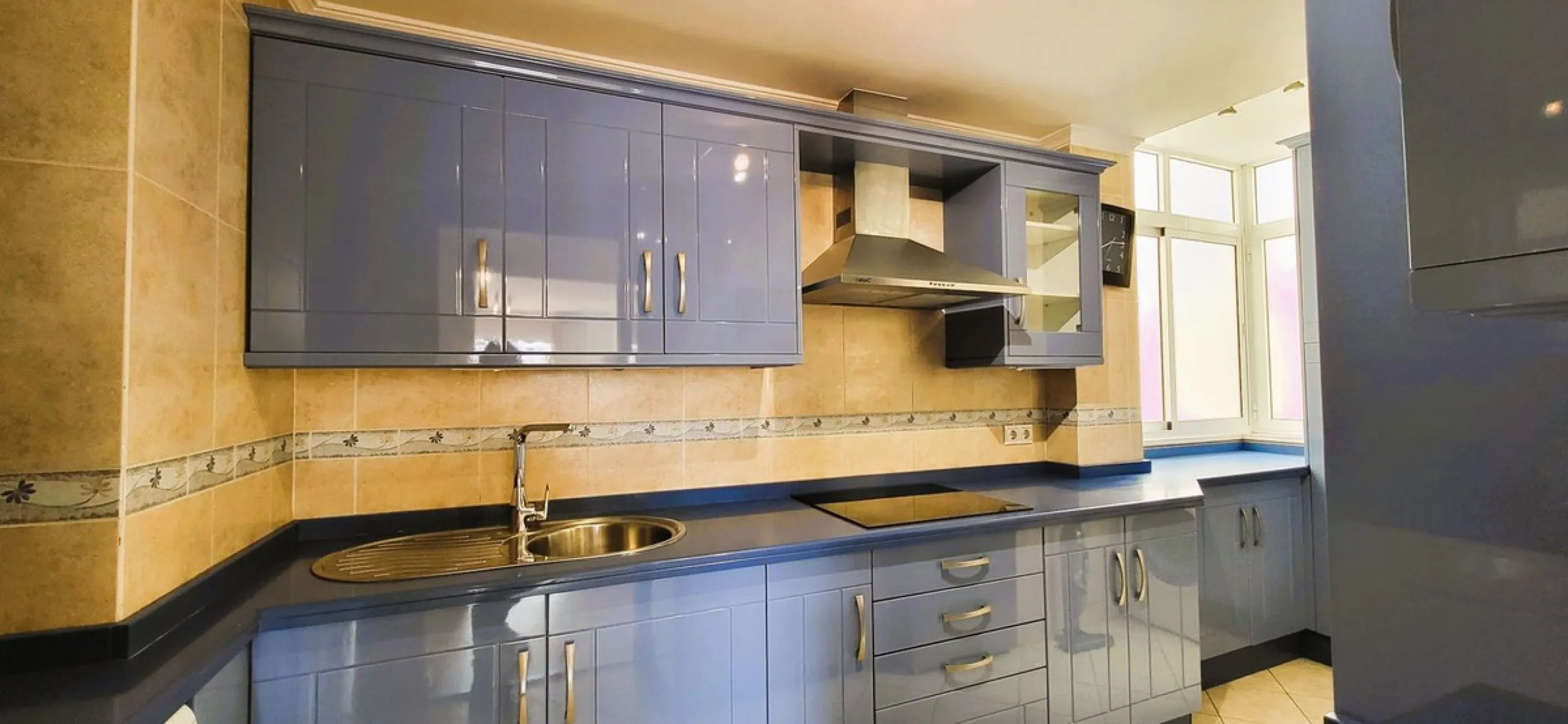 APARTMENT IS RENTED LONG TERM. THE APARTMENT IS SOLD WITH THE RENTAL CONTRACT.