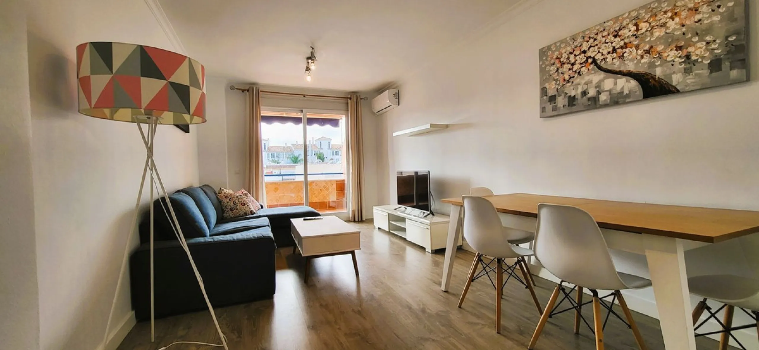 APARTMENT IS RENTED LONG TERM. THE APARTMENT IS SOLD WITH THE RENTAL CONTRACT.