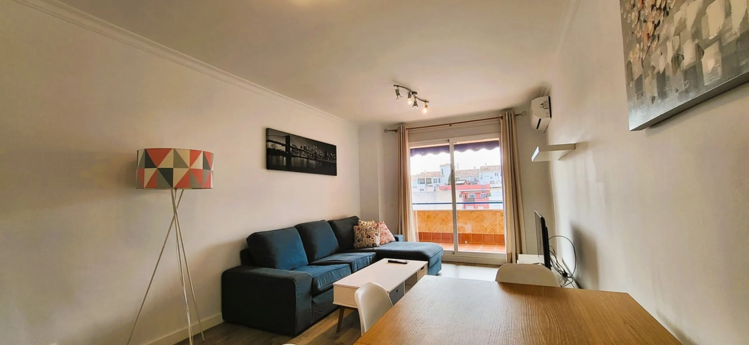 APARTMENT IS RENTED LONG TERM. THE APARTMENT IS SOLD WITH THE RENTAL CONTRACT.