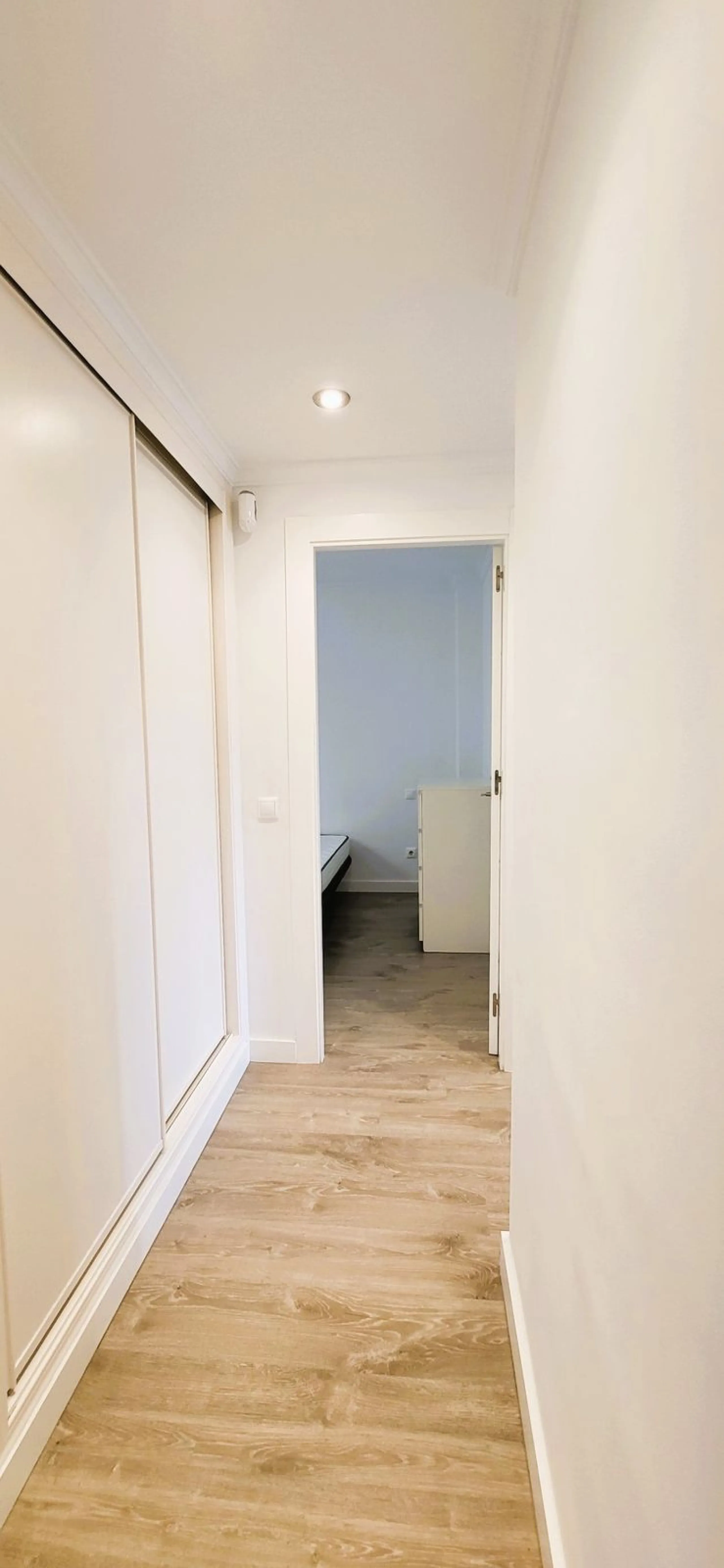 APARTMENT IS RENTED LONG TERM. THE APARTMENT IS SOLD WITH THE RENTAL CONTRACT.