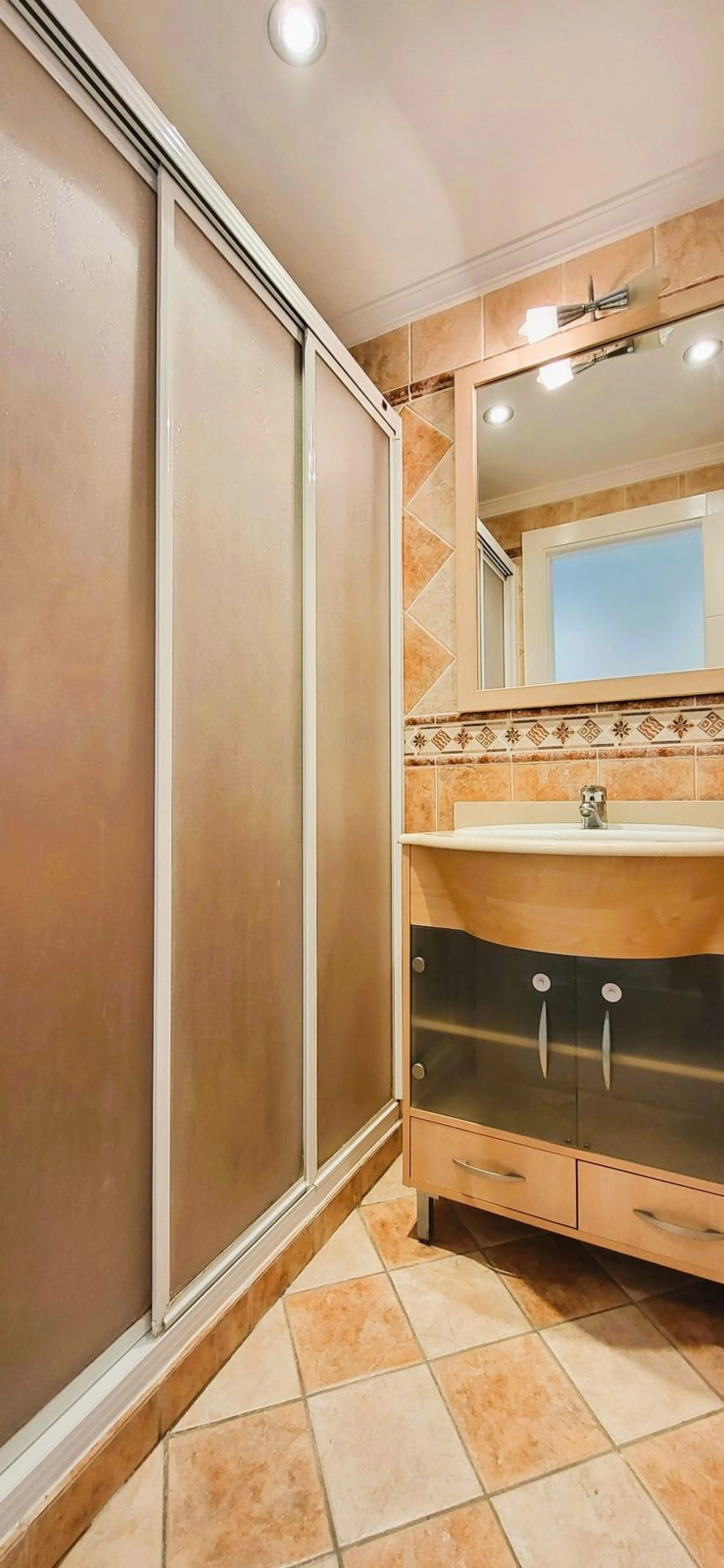 APARTMENT IS RENTED LONG TERM. THE APARTMENT IS SOLD WITH THE RENTAL CONTRACT.