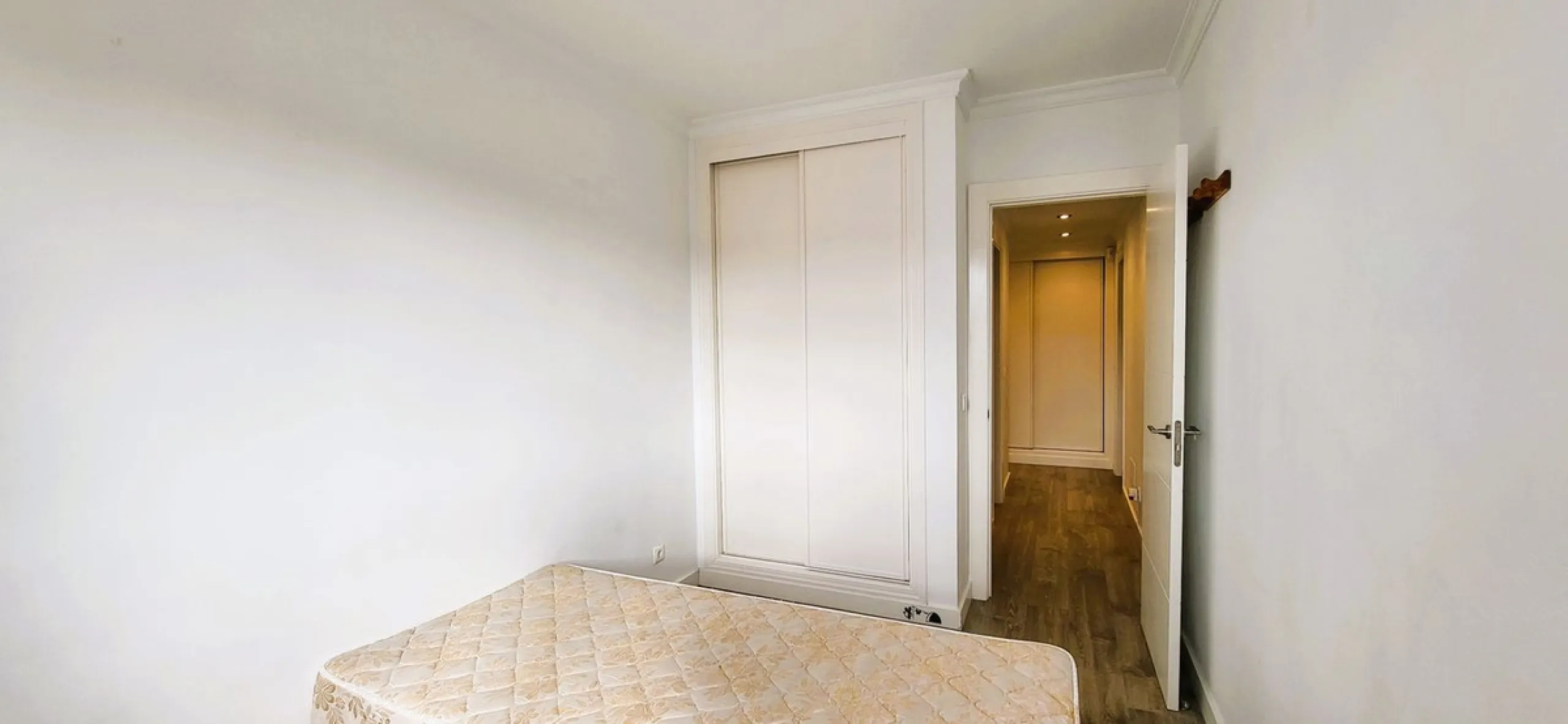 APARTMENT IS RENTED LONG TERM. THE APARTMENT IS SOLD WITH THE RENTAL CONTRACT.