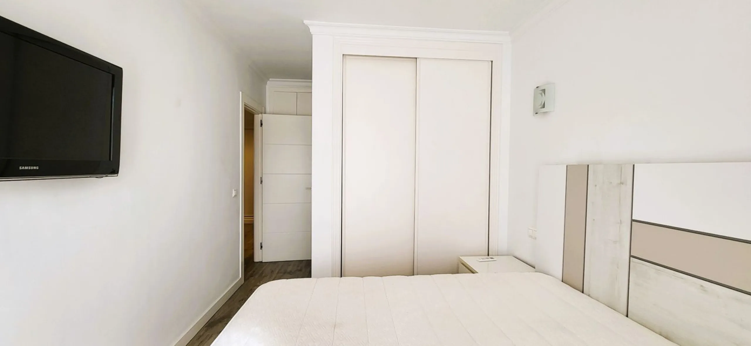 APARTMENT IS RENTED LONG TERM. THE APARTMENT IS SOLD WITH THE RENTAL CONTRACT.