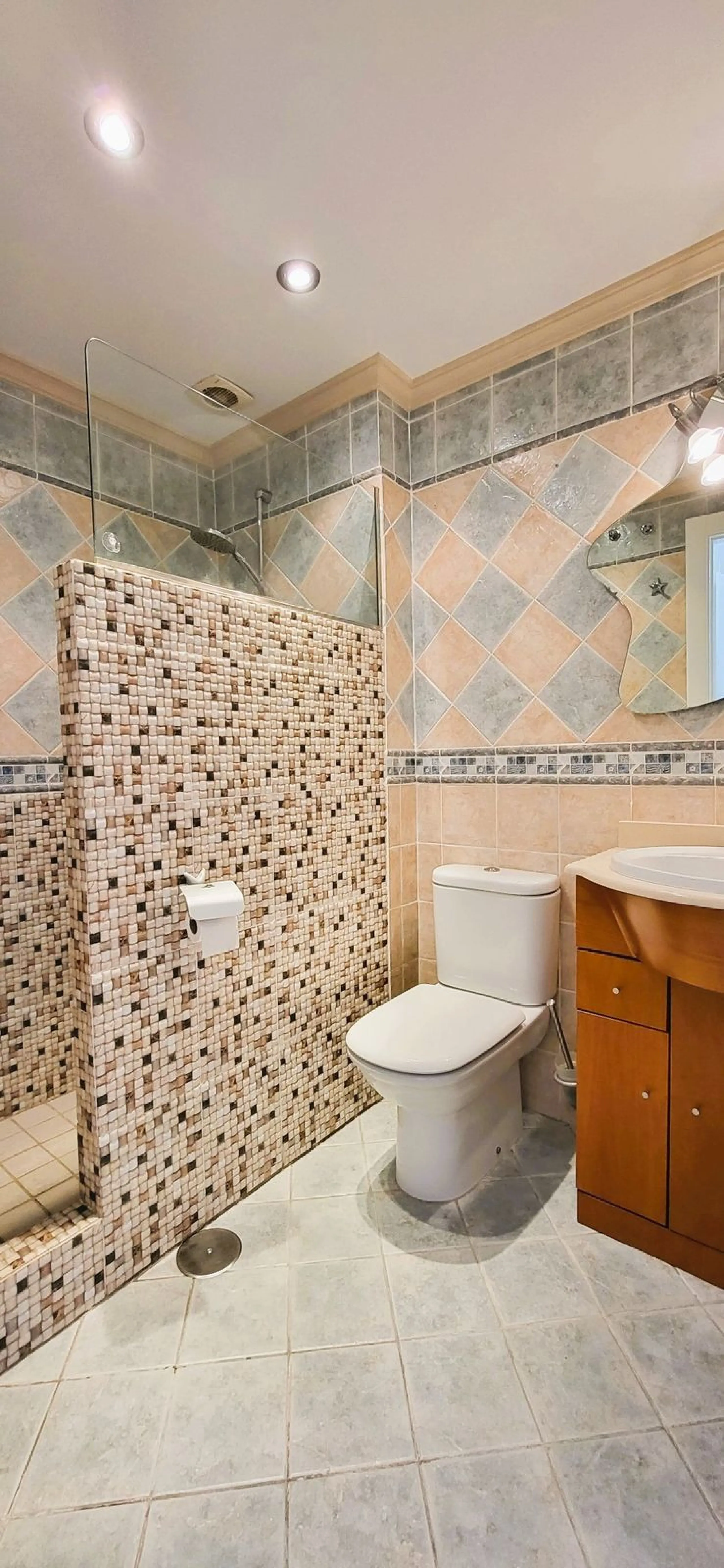 APARTMENT IS RENTED LONG TERM. THE APARTMENT IS SOLD WITH THE RENTAL CONTRACT.
