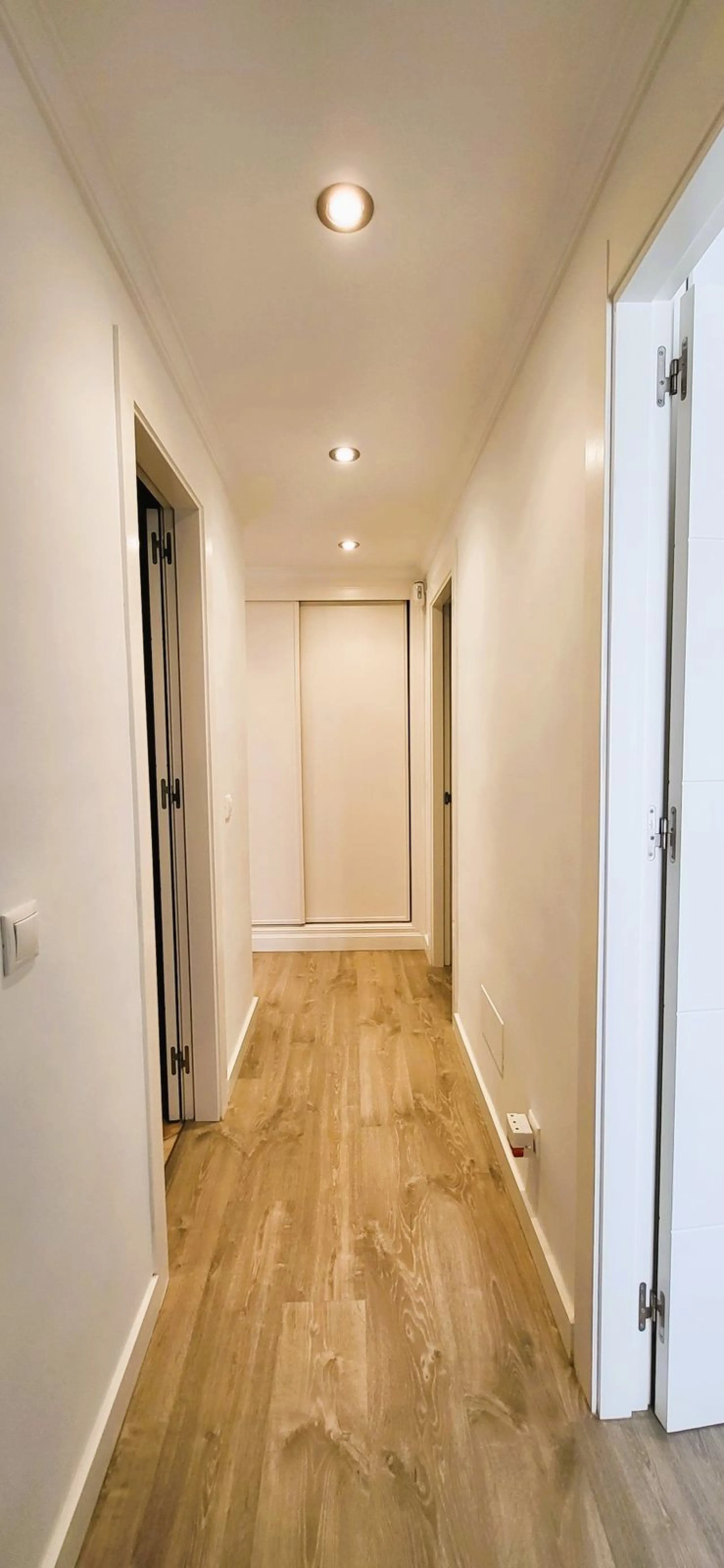 APARTMENT IS RENTED LONG TERM. THE APARTMENT IS SOLD WITH THE RENTAL CONTRACT.