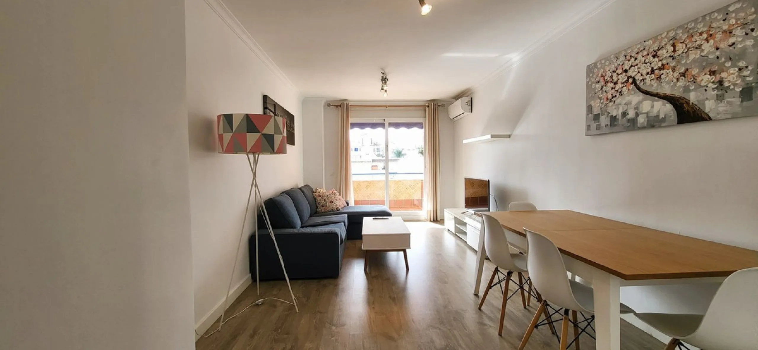 APARTMENT IS RENTED LONG TERM. THE APARTMENT IS SOLD WITH THE RENTAL CONTRACT.