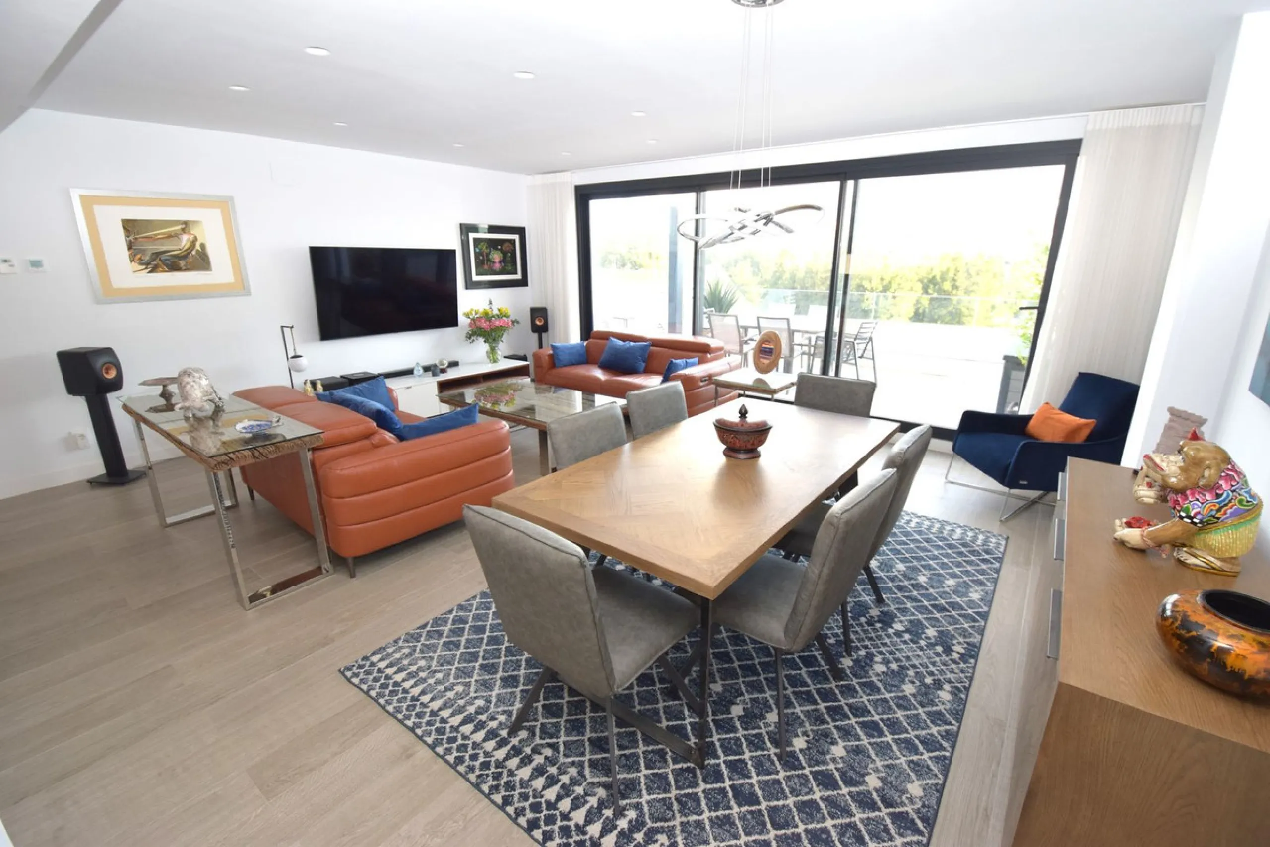 Fantastic, recently built apartment which is perfect for families who want to live in a spacious and comfortable home.  It consists of a generous living-dining room, fully fitted open plan kitchen, equipped with Bosch electrical appliances, 3 bedrooms, 2 