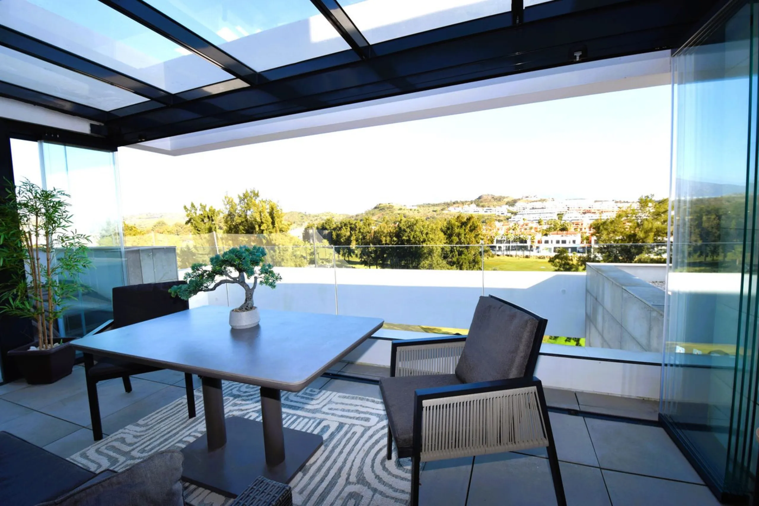 Fantastic, recently built apartment which is perfect for families who want to live in a spacious and comfortable home.  It consists of a generous living-dining room, fully fitted open plan kitchen, equipped with Bosch electrical appliances, 3 bedrooms, 2 