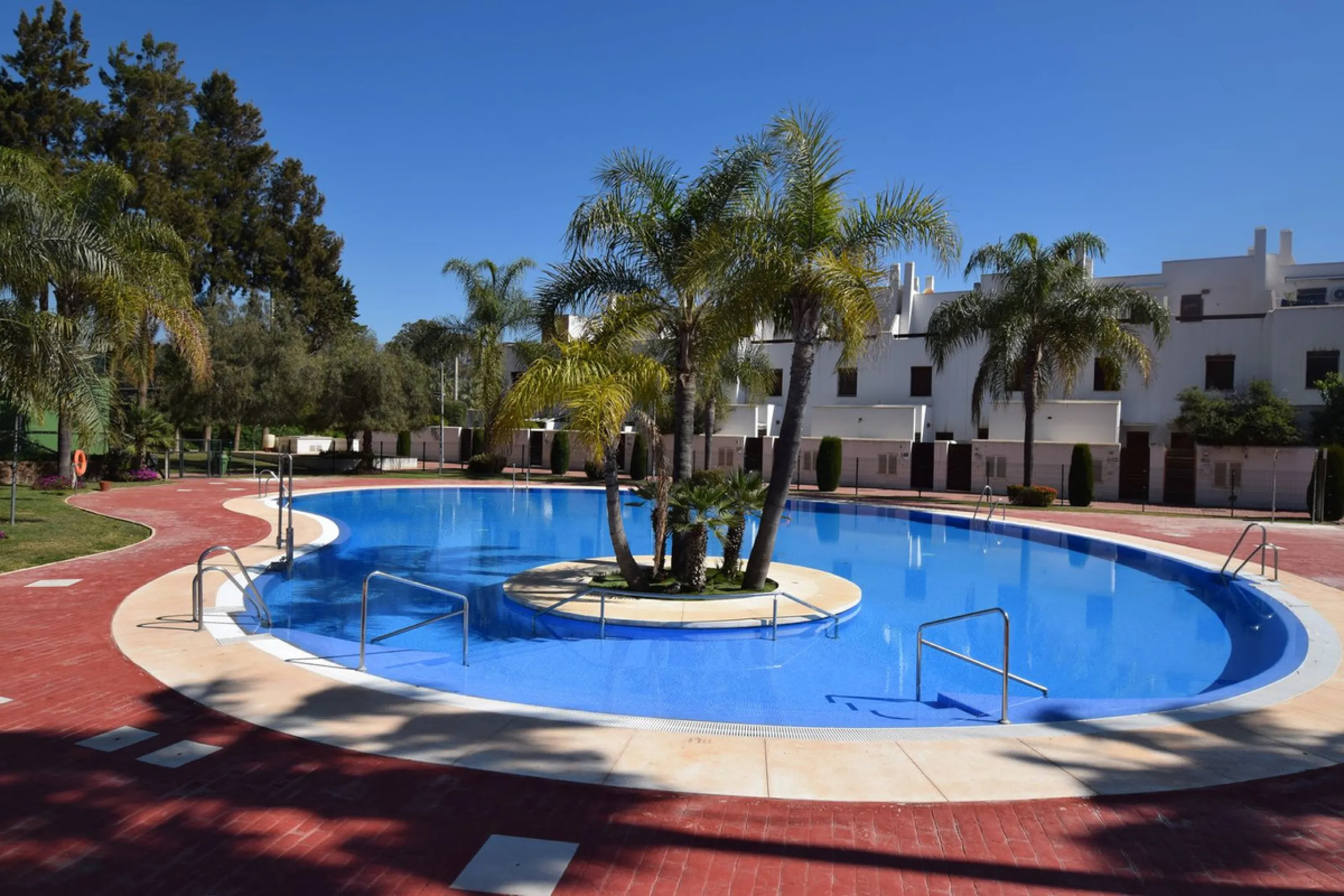 Fantastic, recently built apartment which is perfect for families who want to live in a spacious and comfortable home.  It consists of a generous living-dining room, fully fitted open plan kitchen, equipped with Bosch electrical appliances, 3 bedrooms, 2 