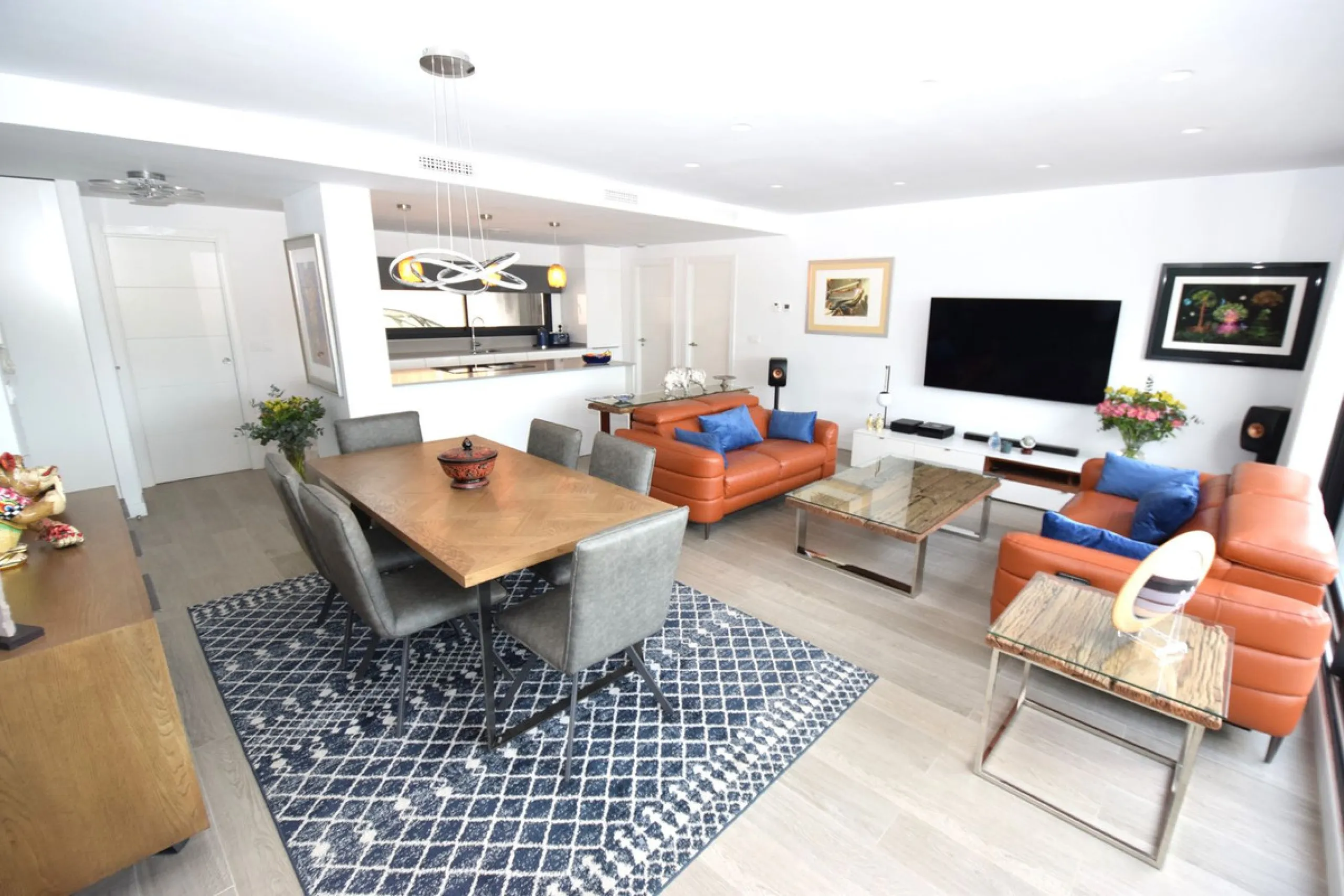 Fantastic, recently built apartment which is perfect for families who want to live in a spacious and comfortable home.  It consists of a generous living-dining room, fully fitted open plan kitchen, equipped with Bosch electrical appliances, 3 bedrooms, 2 