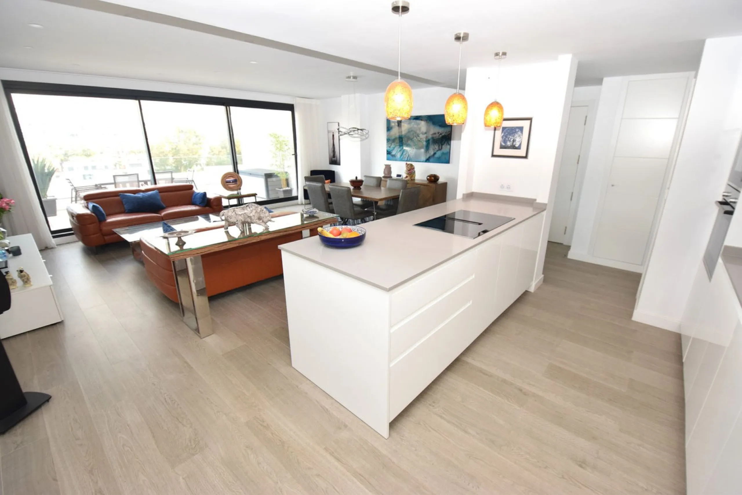 Fantastic, recently built apartment which is perfect for families who want to live in a spacious and comfortable home.  It consists of a generous living-dining room, fully fitted open plan kitchen, equipped with Bosch electrical appliances, 3 bedrooms, 2 