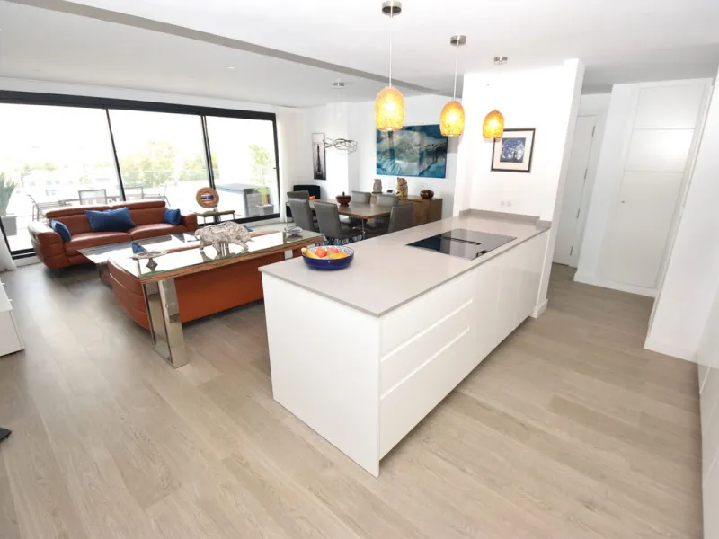 Fantastic, recently built apartment which is perfect for families who want to live in a spacious and comfortable home.  It consists of a generous living-dining room, fully fitted open plan kitchen, equipped with Bosch electrical appliances, 3 bedrooms, 2 
