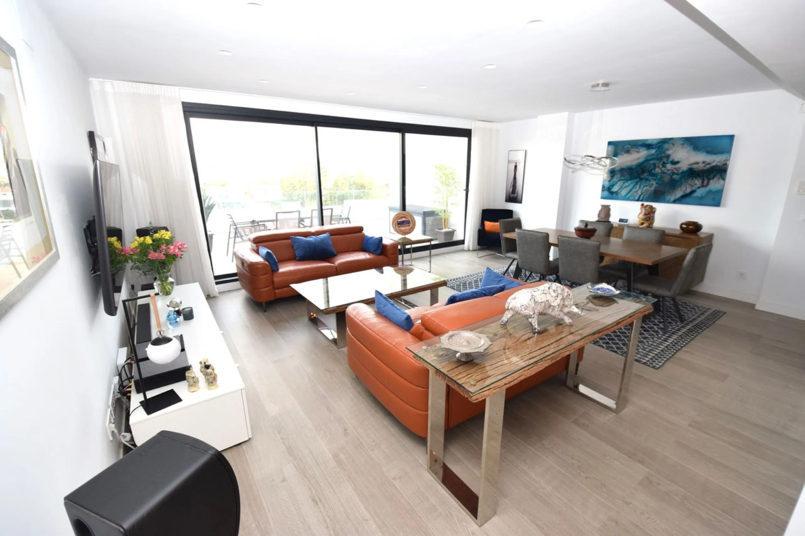 Fantastic, recently built apartment which is perfect for families who want to live in a spacious and comfortable home.  It consists of a generous living-dining room, fully fitted open plan kitchen, equipped with Bosch electrical appliances, 3 bedrooms, 2 