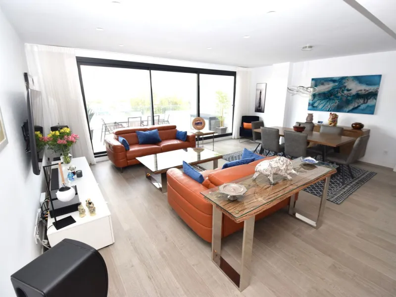 Fantastic, recently built apartment which is perfect for families who want to live in a spacious and comfortable home.  It consists of a generous living-dining room, fully fitted open plan kitchen, equipped with Bosch electrical appliances, 3 bedrooms, 2 