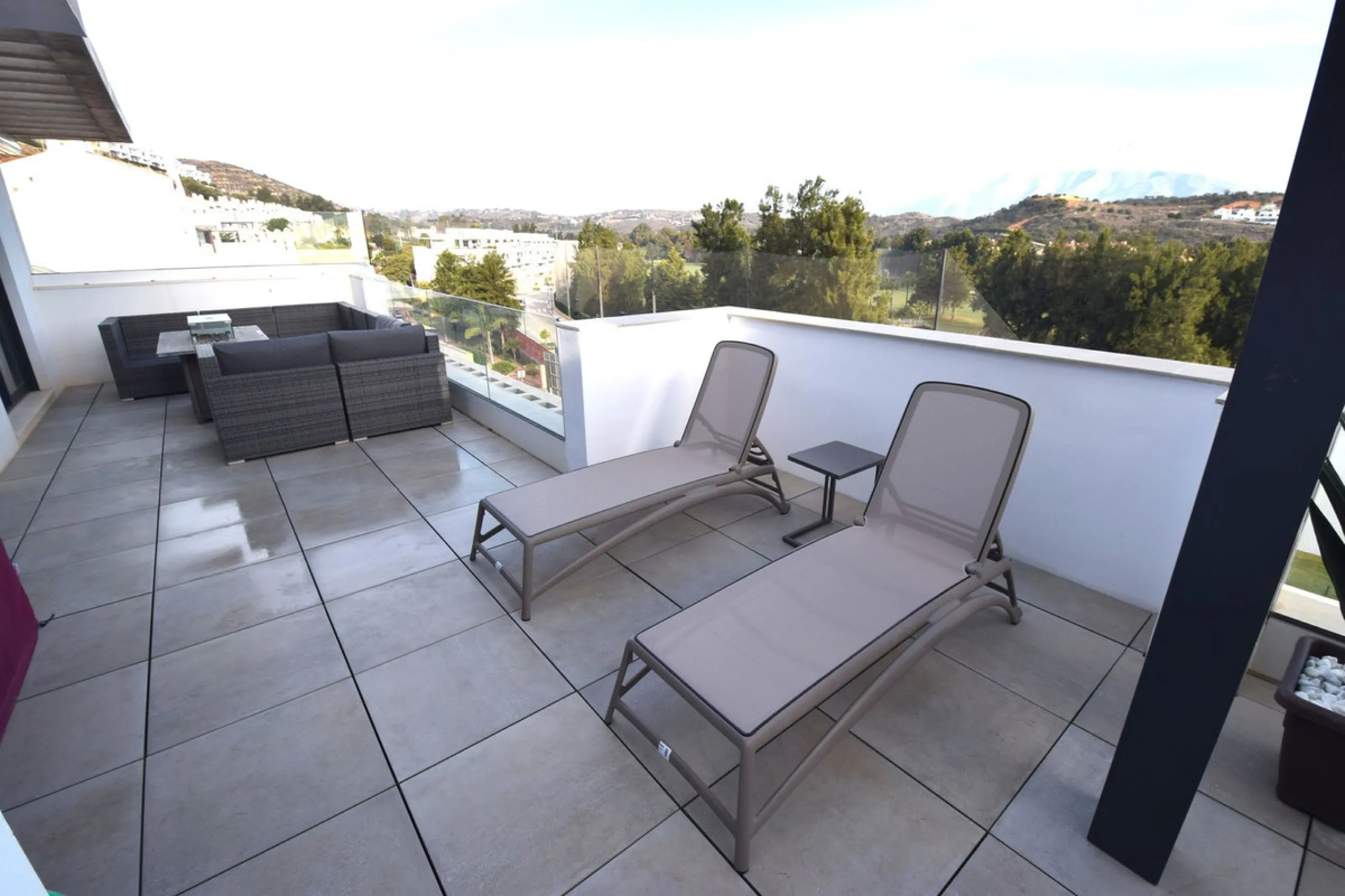 Fantastic, recently built apartment which is perfect for families who want to live in a spacious and comfortable home.  It consists of a generous living-dining room, fully fitted open plan kitchen, equipped with Bosch electrical appliances, 3 bedrooms, 2 