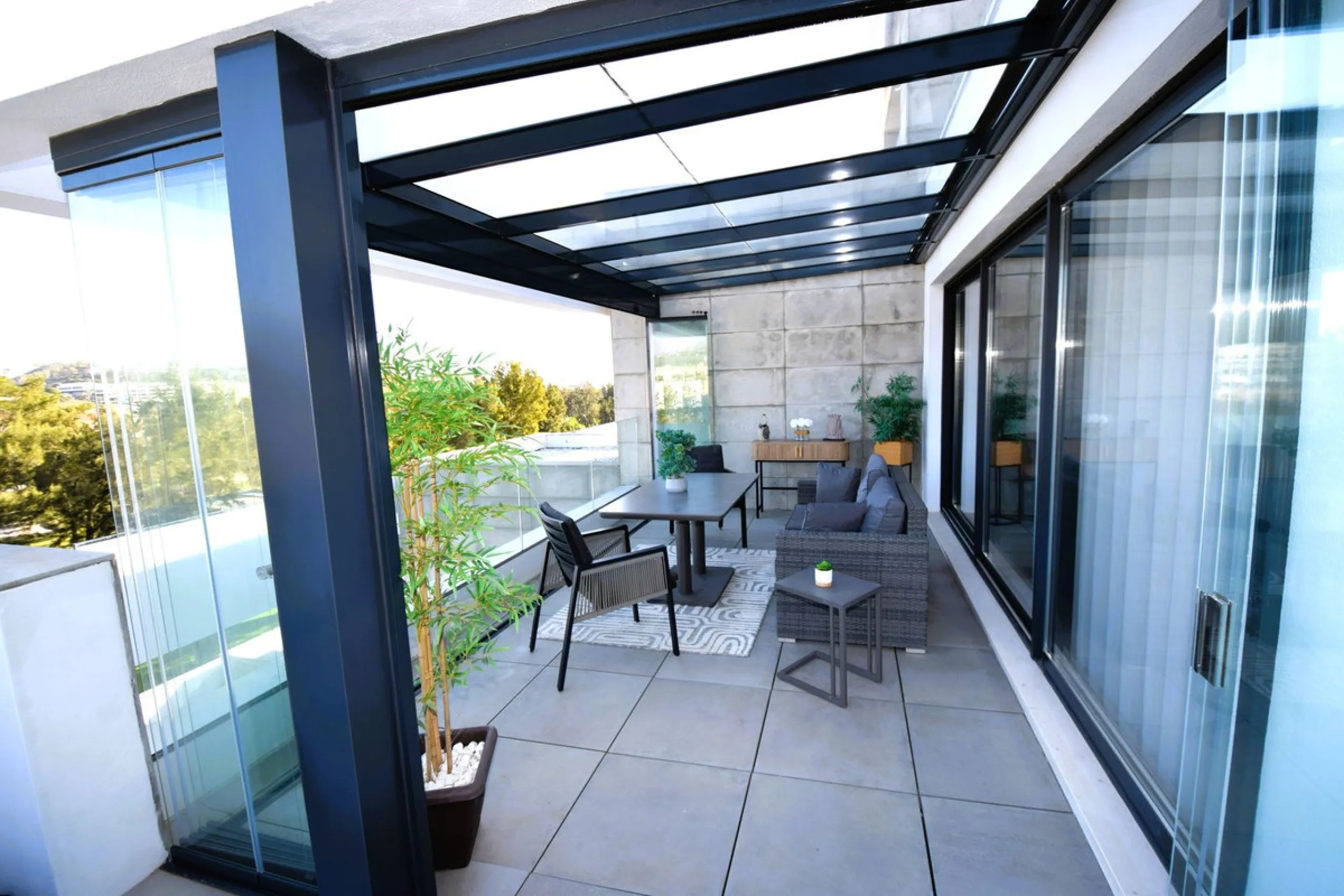 Fantastic, recently built apartment which is perfect for families who want to live in a spacious and comfortable home.  It consists of a generous living-dining room, fully fitted open plan kitchen, equipped with Bosch electrical appliances, 3 bedrooms, 2 