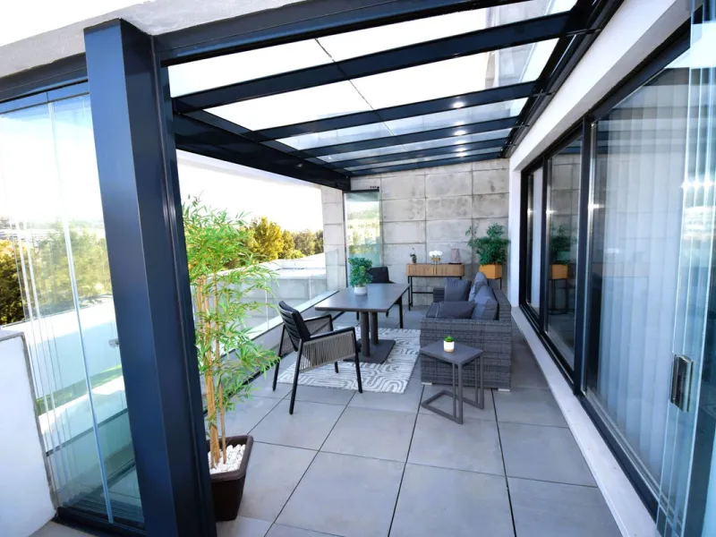 Fantastic, recently built apartment which is perfect for families who want to live in a spacious and comfortable home.  It consists of a generous living-dining room, fully fitted open plan kitchen, equipped with Bosch electrical appliances, 3 bedrooms, 2 