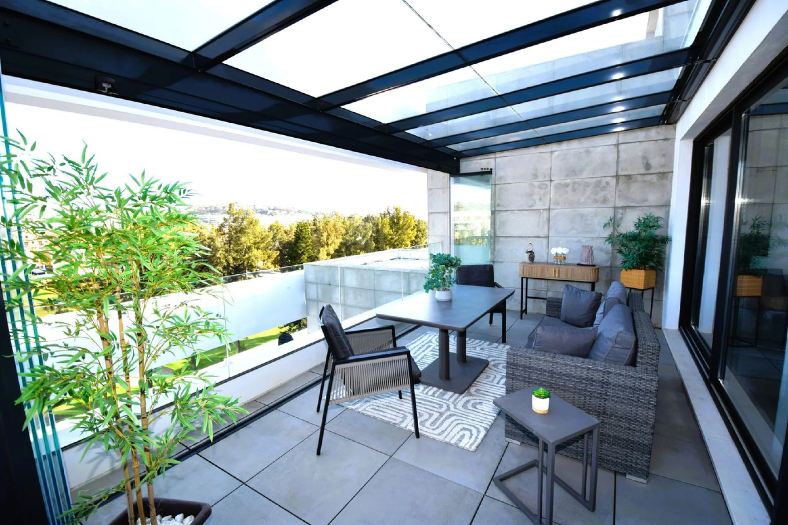 Fantastic, recently built apartment which is perfect for families who want to live in a spacious and comfortable home.  It consists of a generous living-dining room, fully fitted open plan kitchen, equipped with Bosch electrical appliances, 3 bedrooms, 2 