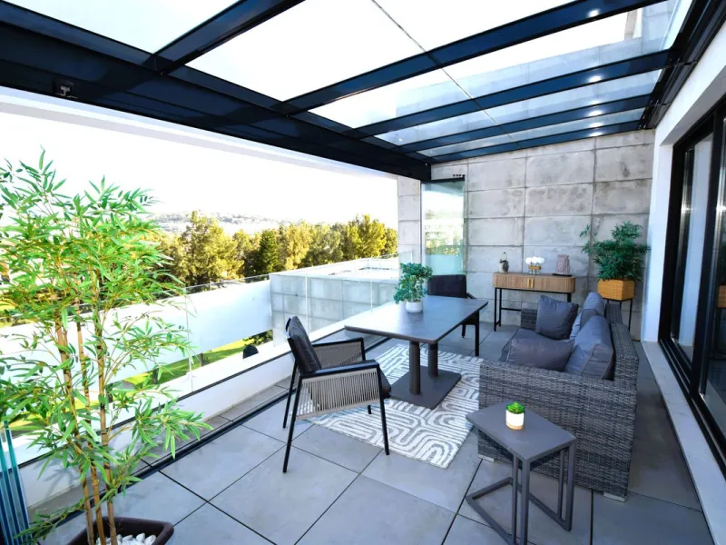 Fantastic, recently built apartment which is perfect for families who want to live in a spacious and comfortable home.  It consists of a generous living-dining room, fully fitted open plan kitchen, equipped with Bosch electrical appliances, 3 bedrooms, 2 