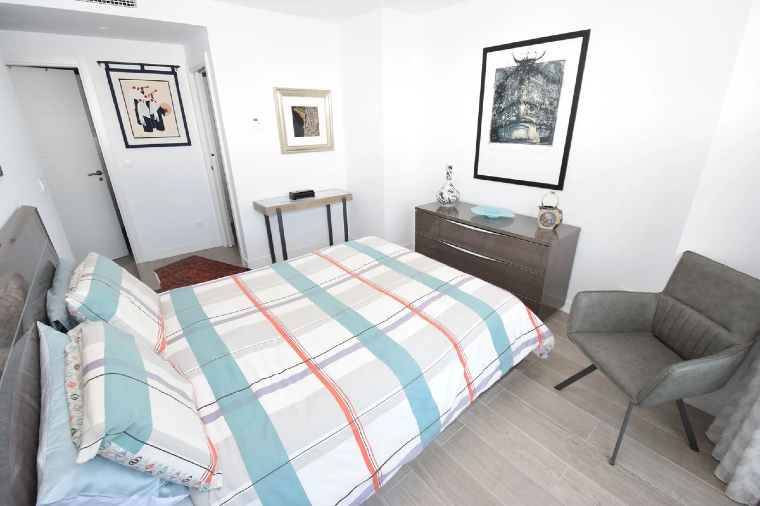 Fantastic, recently built apartment which is perfect for families who want to live in a spacious and comfortable home.  It consists of a generous living-dining room, fully fitted open plan kitchen, equipped with Bosch electrical appliances, 3 bedrooms, 2 