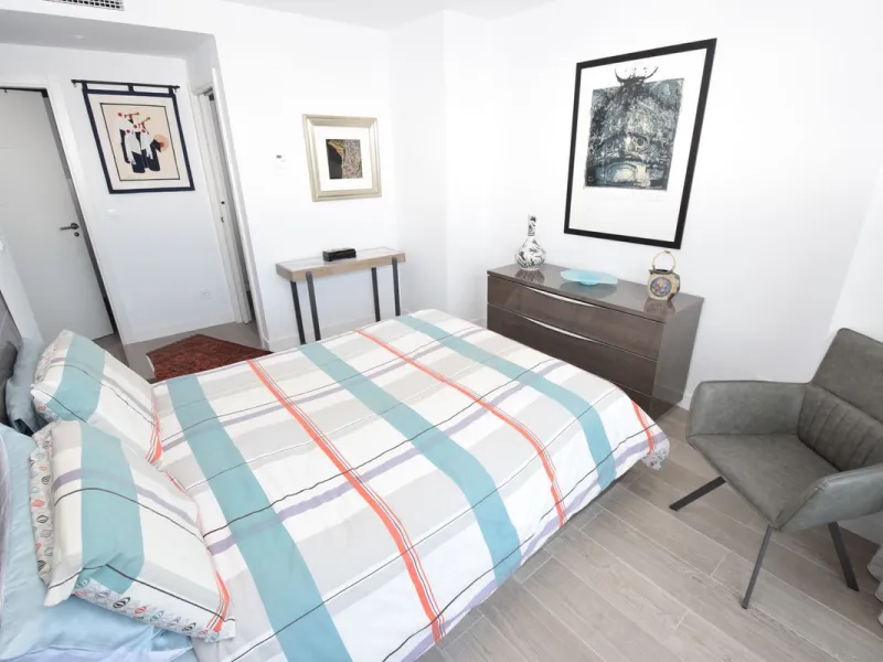 Fantastic, recently built apartment which is perfect for families who want to live in a spacious and comfortable home.  It consists of a generous living-dining room, fully fitted open plan kitchen, equipped with Bosch electrical appliances, 3 bedrooms, 2 