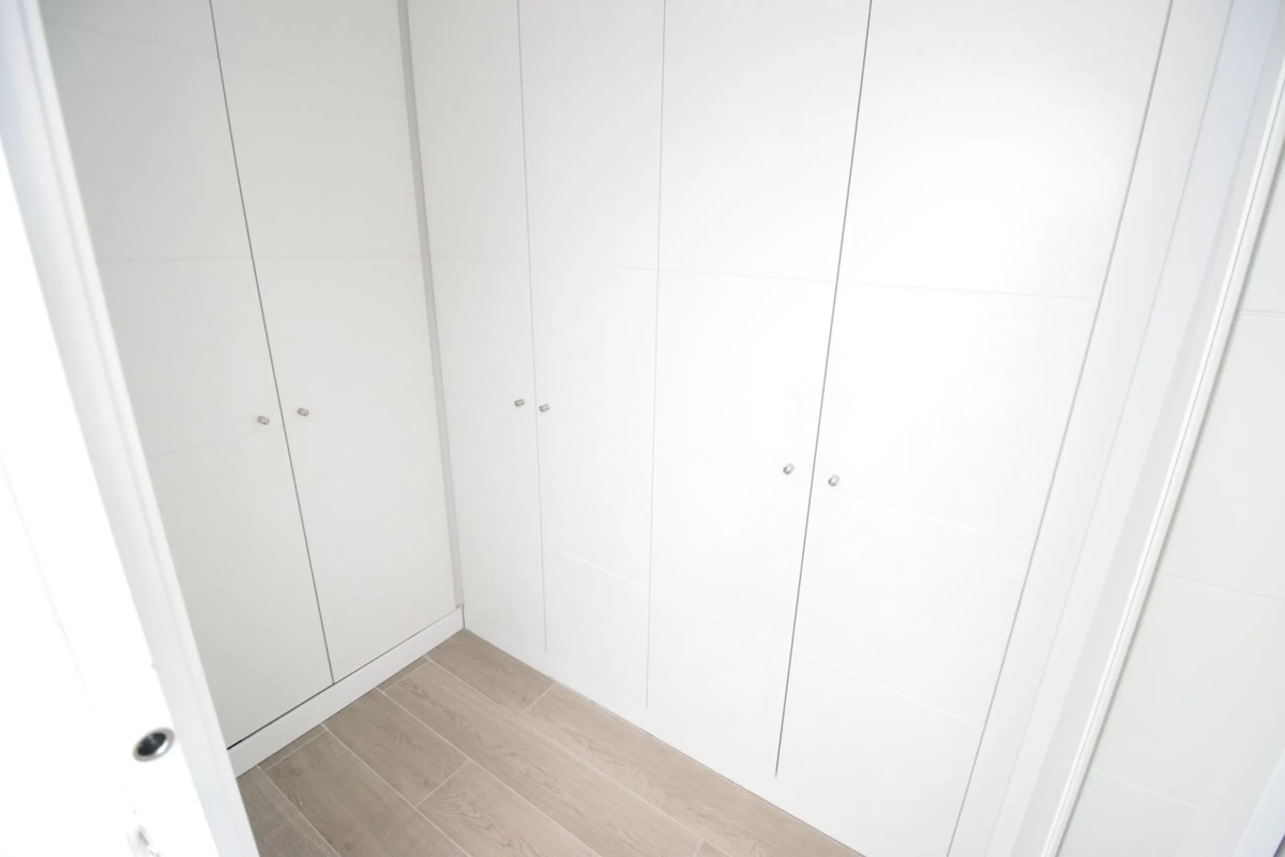 Fantastic, recently built apartment which is perfect for families who want to live in a spacious and comfortable home.  It consists of a generous living-dining room, fully fitted open plan kitchen, equipped with Bosch electrical appliances, 3 bedrooms, 2 