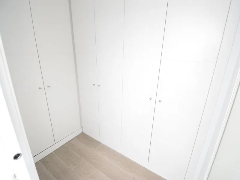 Fantastic, recently built apartment which is perfect for families who want to live in a spacious and comfortable home.  It consists of a generous living-dining room, fully fitted open plan kitchen, equipped with Bosch electrical appliances, 3 bedrooms, 2 