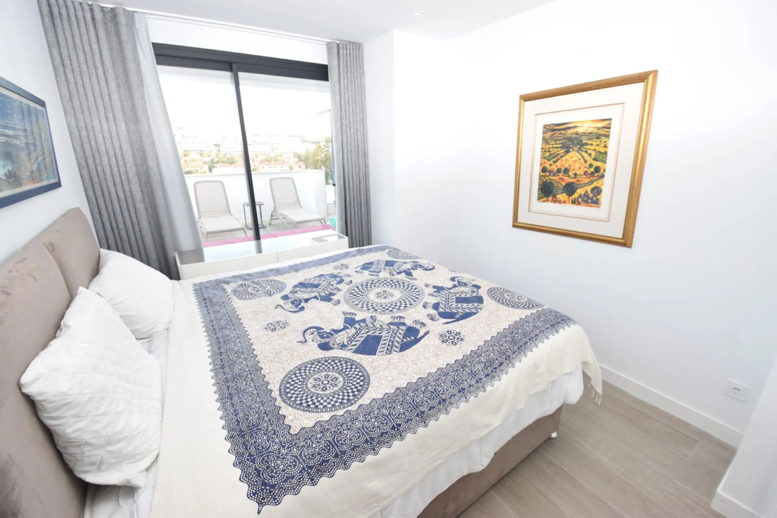 Fantastic, recently built apartment which is perfect for families who want to live in a spacious and comfortable home.  It consists of a generous living-dining room, fully fitted open plan kitchen, equipped with Bosch electrical appliances, 3 bedrooms, 2 