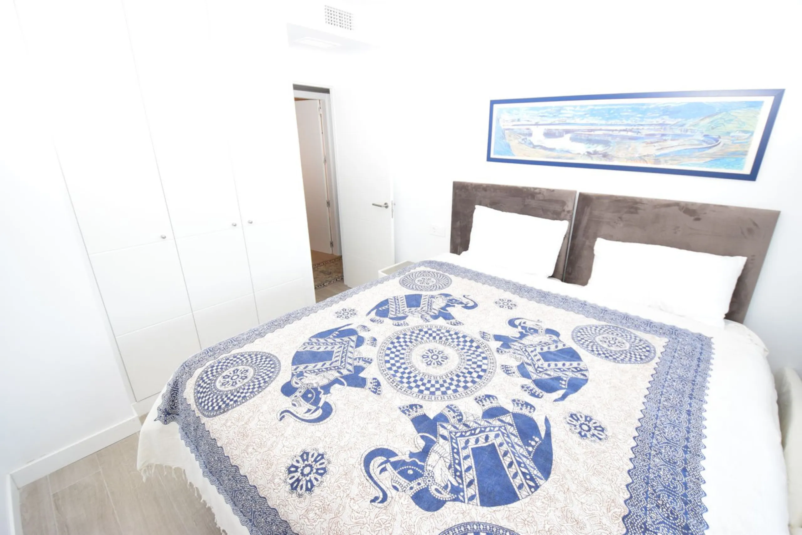 Fantastic, recently built apartment which is perfect for families who want to live in a spacious and comfortable home.  It consists of a generous living-dining room, fully fitted open plan kitchen, equipped with Bosch electrical appliances, 3 bedrooms, 2 