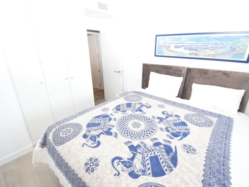 Fantastic, recently built apartment which is perfect for families who want to live in a spacious and comfortable home.  It consists of a generous living-dining room, fully fitted open plan kitchen, equipped with Bosch electrical appliances, 3 bedrooms, 2 