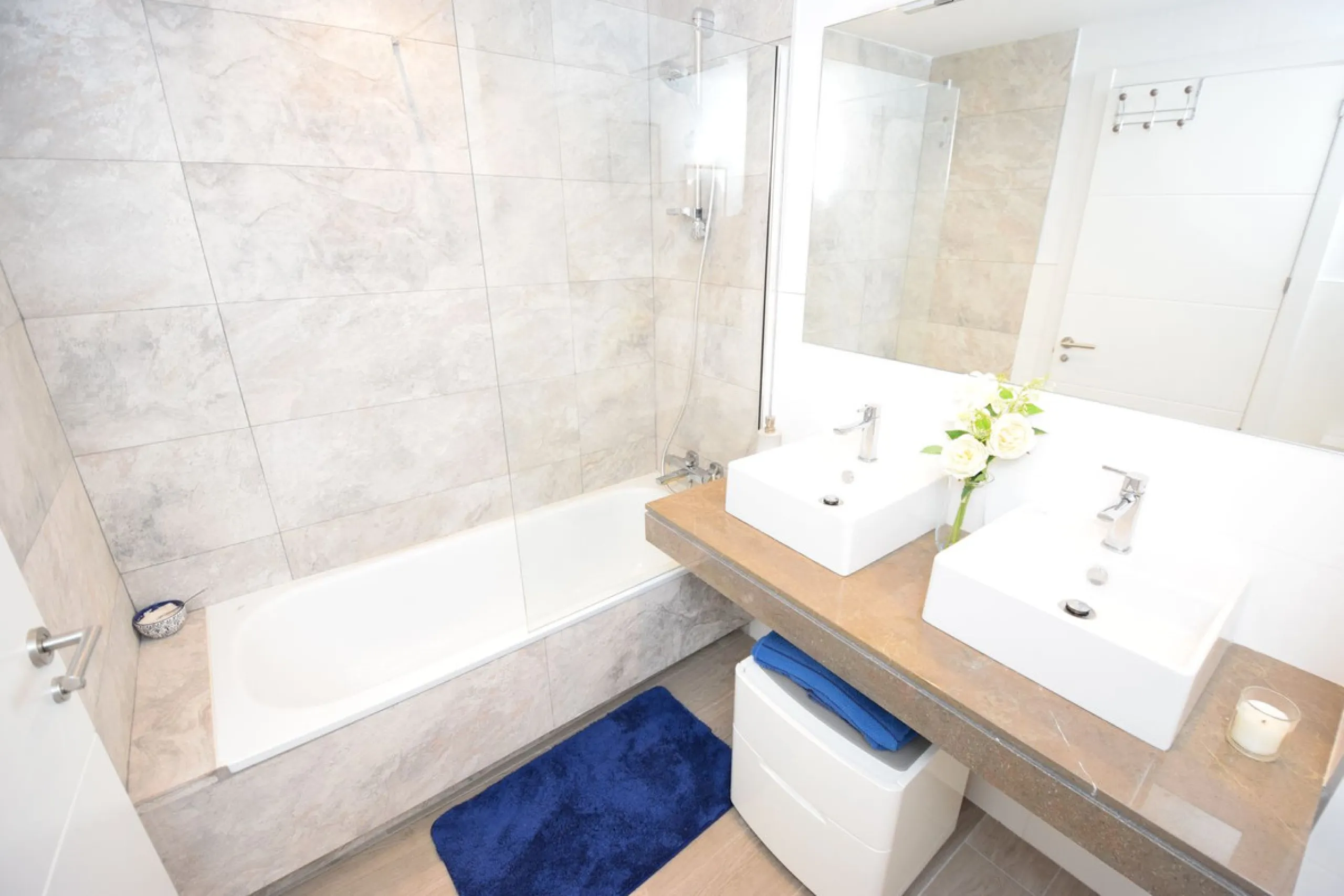 Fantastic, recently built apartment which is perfect for families who want to live in a spacious and comfortable home.  It consists of a generous living-dining room, fully fitted open plan kitchen, equipped with Bosch electrical appliances, 3 bedrooms, 2 