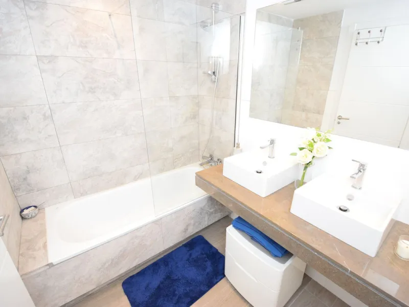Fantastic, recently built apartment which is perfect for families who want to live in a spacious and comfortable home.  It consists of a generous living-dining room, fully fitted open plan kitchen, equipped with Bosch electrical appliances, 3 bedrooms, 2 