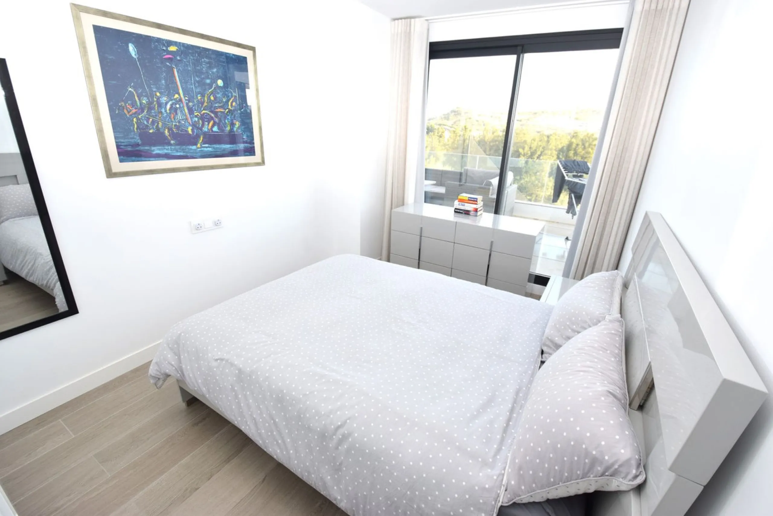 Fantastic, recently built apartment which is perfect for families who want to live in a spacious and comfortable home.  It consists of a generous living-dining room, fully fitted open plan kitchen, equipped with Bosch electrical appliances, 3 bedrooms, 2 