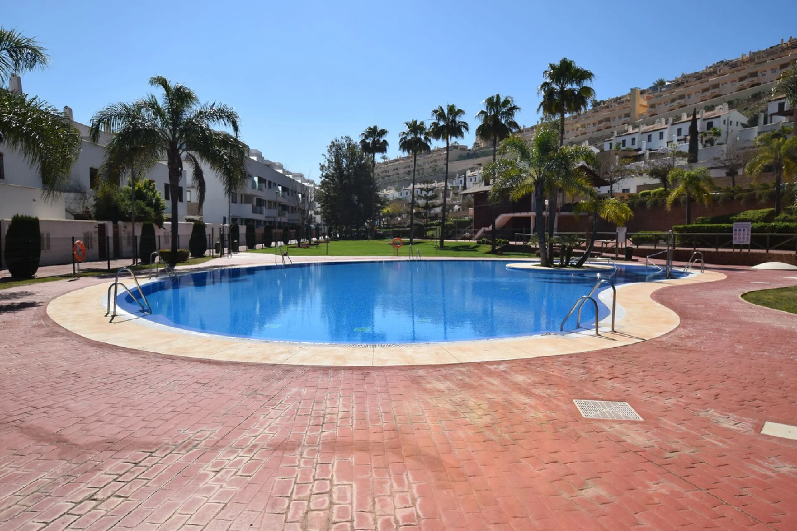 Fantastic, recently built apartment which is perfect for families who want to live in a spacious and comfortable home.  It consists of a generous living-dining room, fully fitted open plan kitchen, equipped with Bosch electrical appliances, 3 bedrooms, 2 