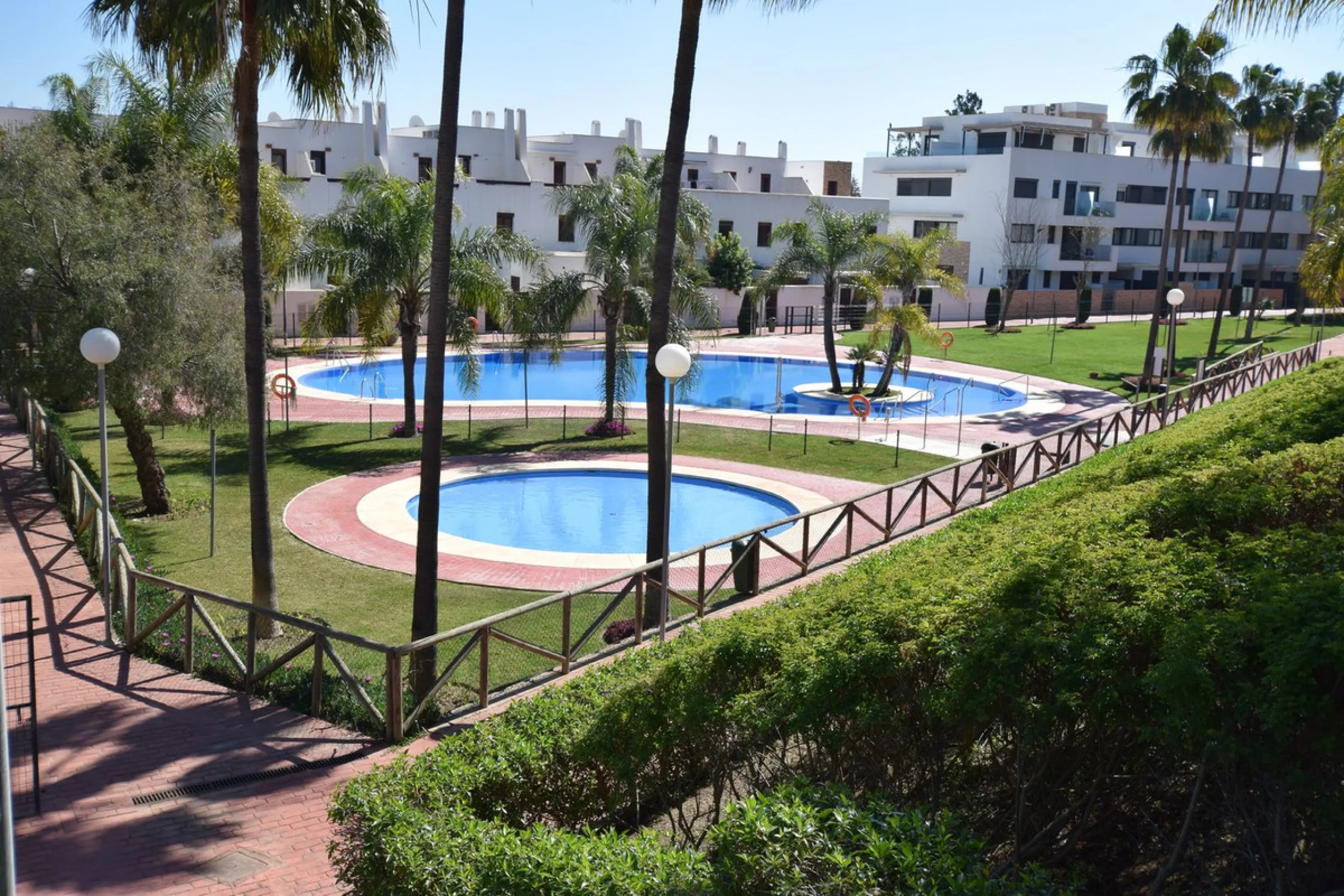 Fantastic, recently built apartment which is perfect for families who want to live in a spacious and comfortable home.  It consists of a generous living-dining room, fully fitted open plan kitchen, equipped with Bosch electrical appliances, 3 bedrooms, 2 