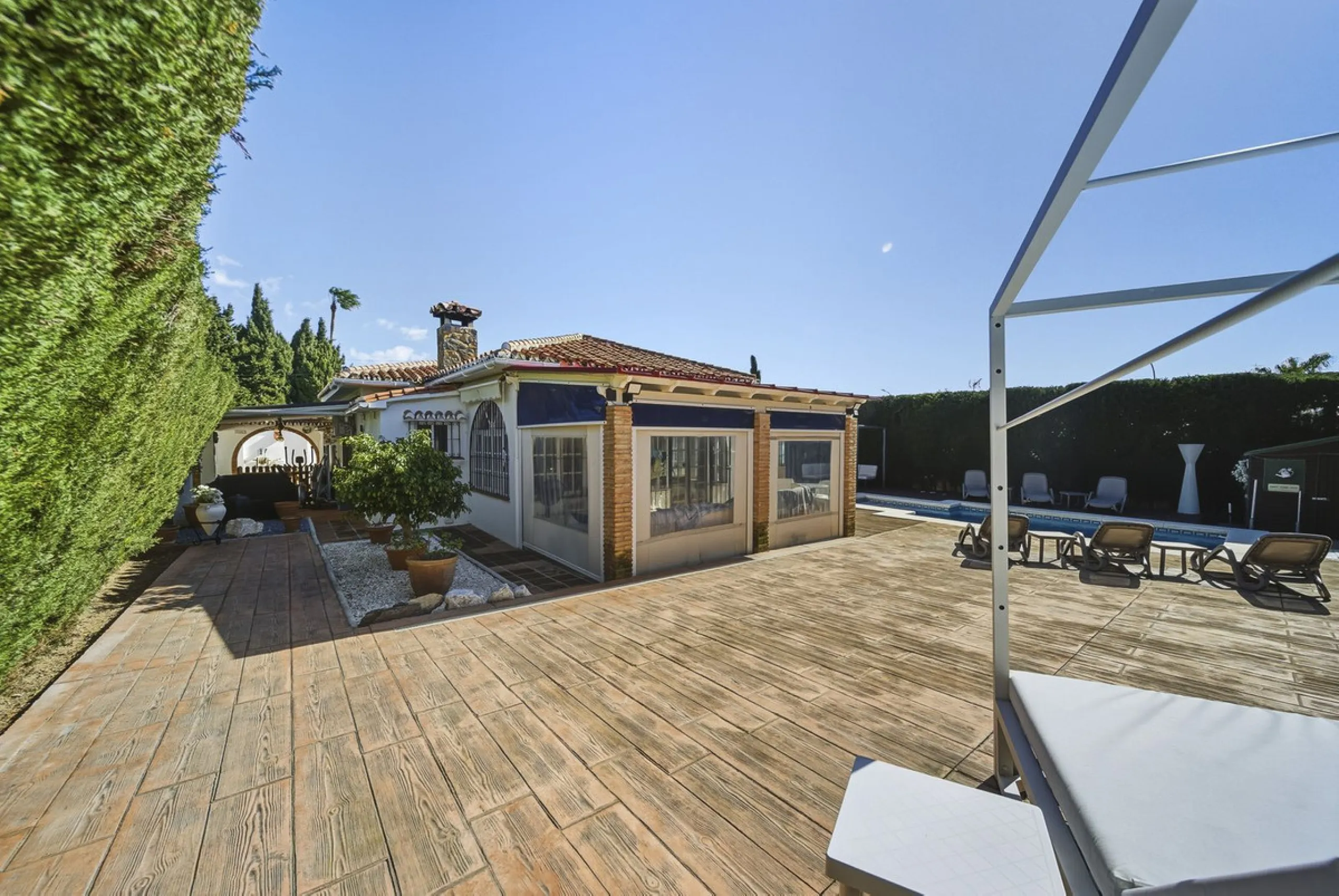 House - Detached Villa в продаже в Benalmadena, Málaga. В доме 3 спален и 2 ванных комнат. Площадь дома 142 м². Площадь участка 668 м²