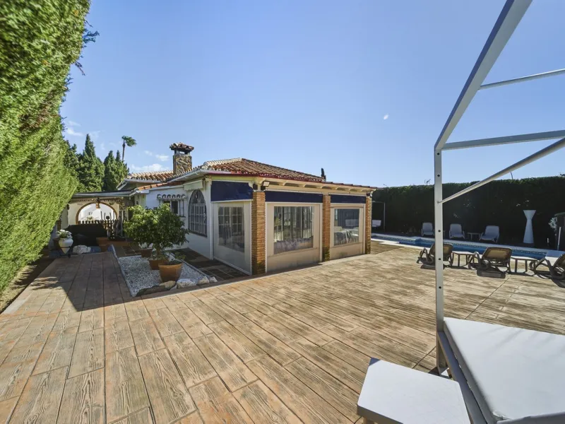 House - Detached Villa в продаже в Benalmadena, Málaga. В доме 3 спален и 2 ванных комнат. Площадь дома 142 м². Площадь участка 668 м²