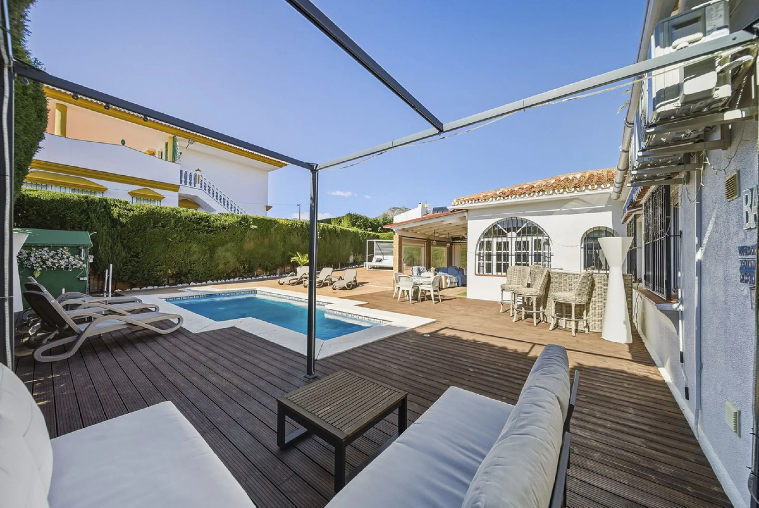 House - Detached Villa в продаже в Benalmadena, Málaga. В доме 3 спален и 2 ванных комнат. Площадь дома 142 м². Площадь участка 668 м²