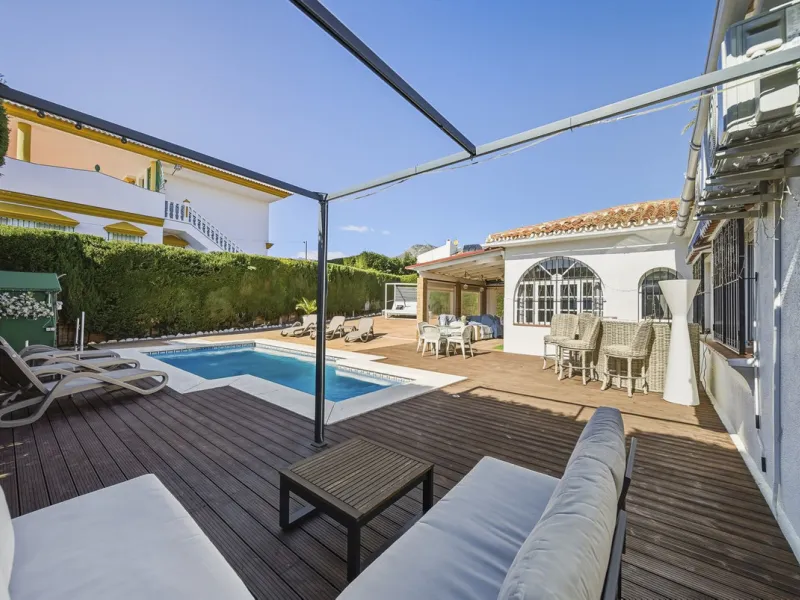 House - Detached Villa в продаже в Benalmadena, Málaga. В доме 3 спален и 2 ванных комнат. Площадь дома 142 м². Площадь участка 668 м²