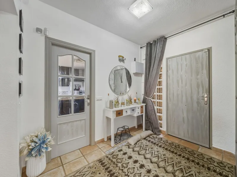 House - Detached Villa в продаже в Benalmadena, Málaga. В доме 3 спален и 2 ванных комнат. Площадь дома 142 м². Площадь участка 668 м²