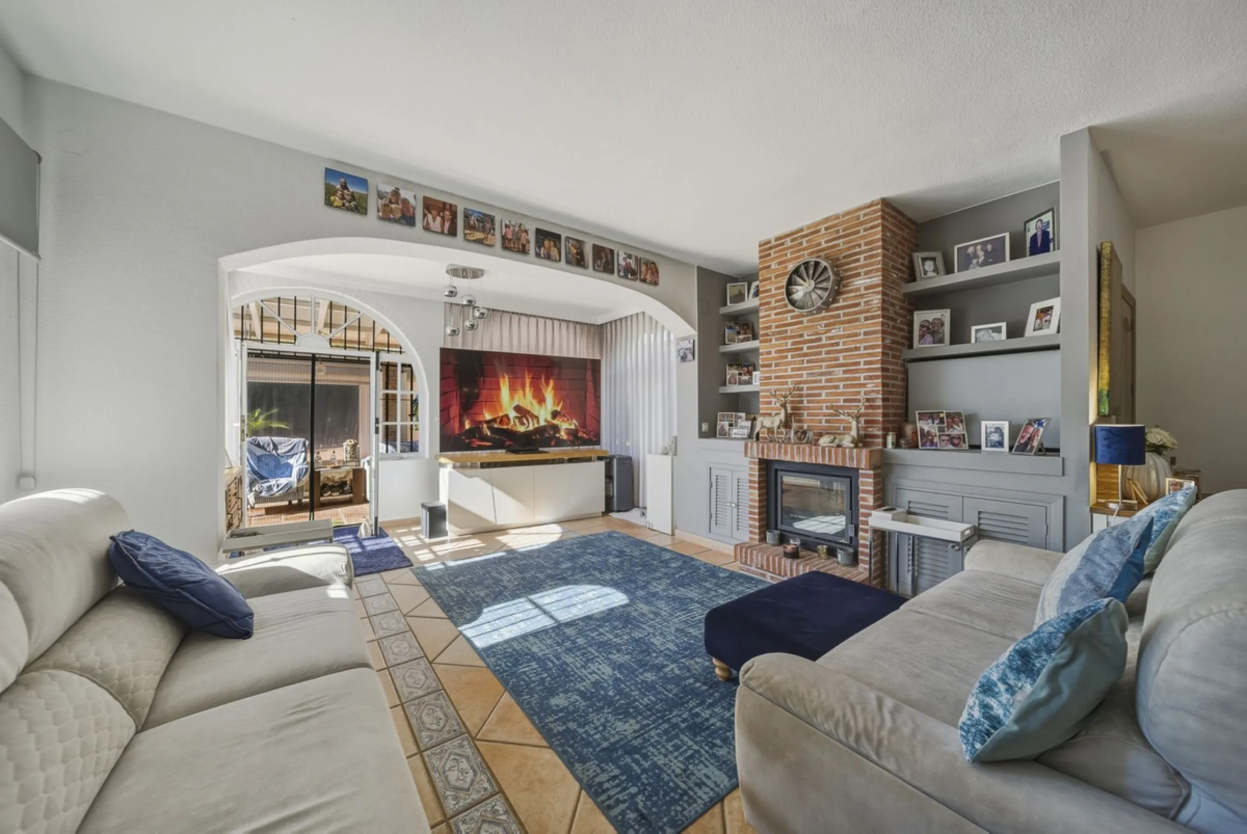House - Detached Villa в продаже в Benalmadena, Málaga. В доме 3 спален и 2 ванных комнат. Площадь дома 142 м². Площадь участка 668 м²