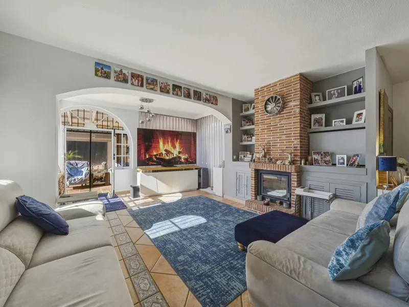 House - Detached Villa в продаже в Benalmadena, Málaga. В доме 3 спален и 2 ванных комнат. Площадь дома 142 м². Площадь участка 668 м²