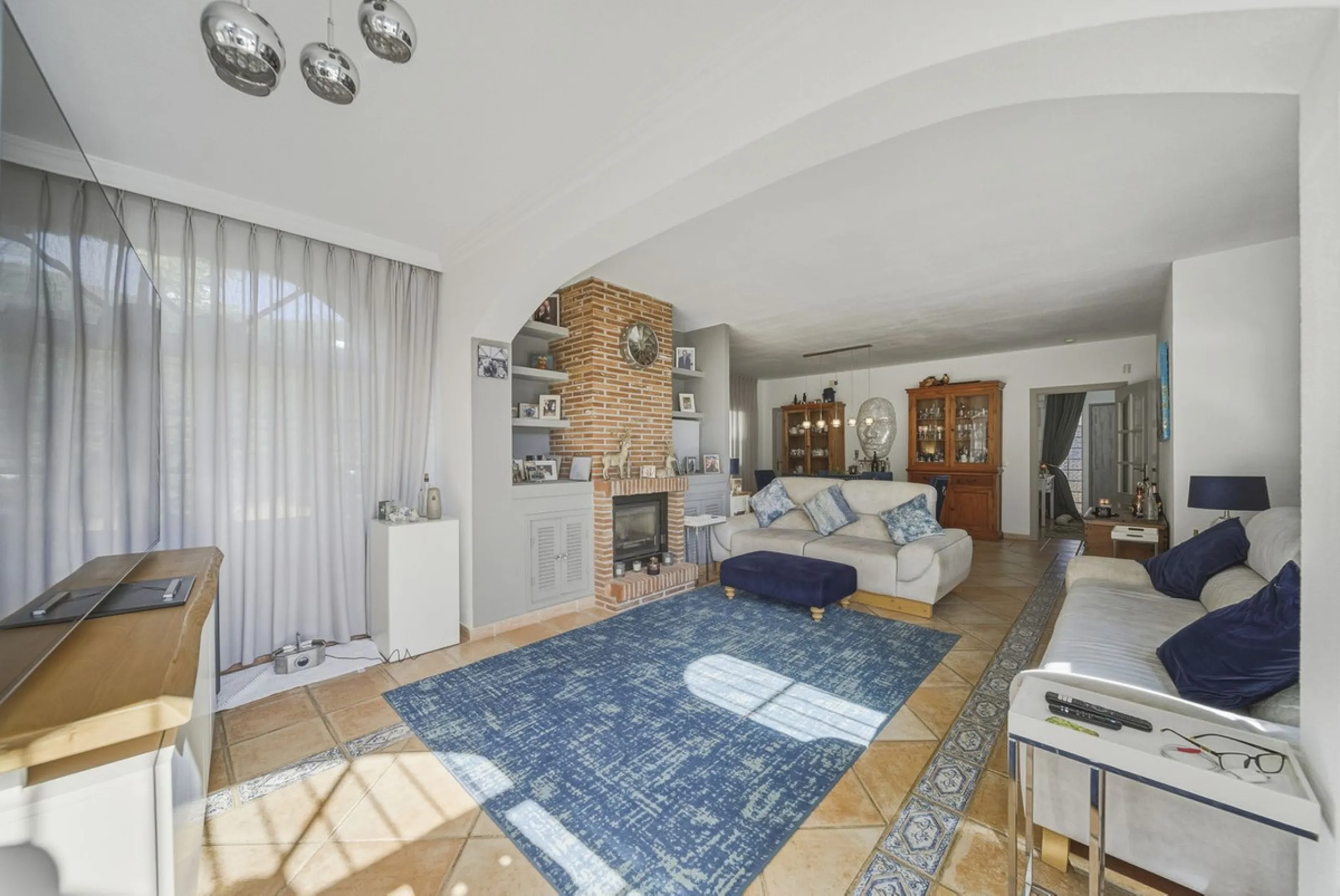 House - Detached Villa в продаже в Benalmadena, Málaga. В доме 3 спален и 2 ванных комнат. Площадь дома 142 м². Площадь участка 668 м²